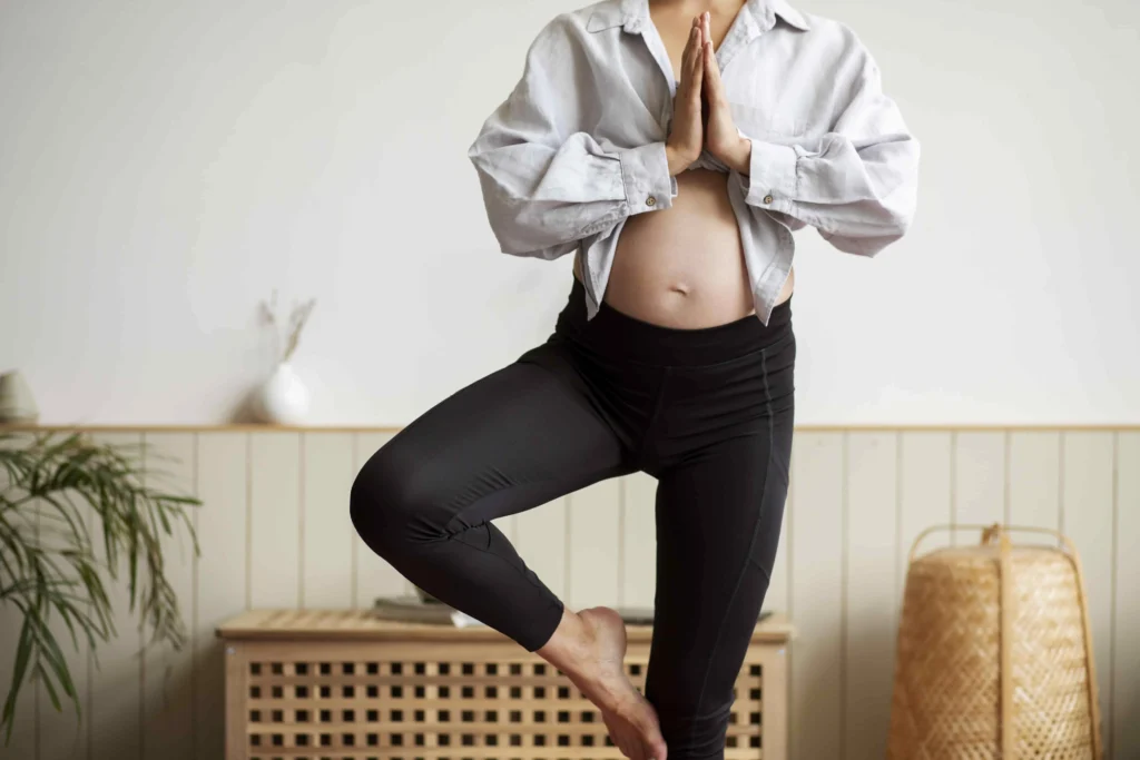 Mujer embarazada yoga